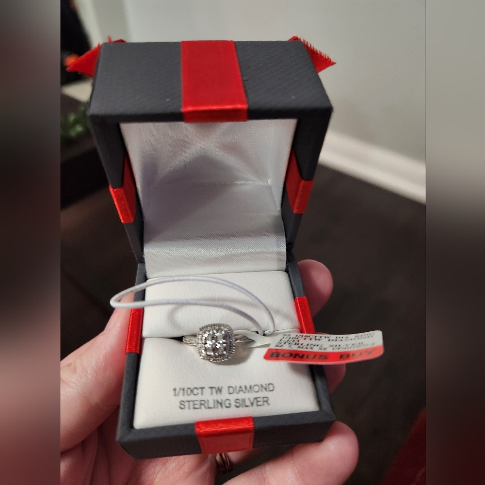 Ladies diamond ring